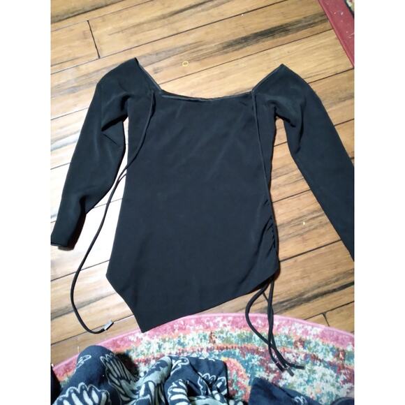 cushnie et ochs black asymmetrical ruched sides top. Size 2 - Picture 1 of 2